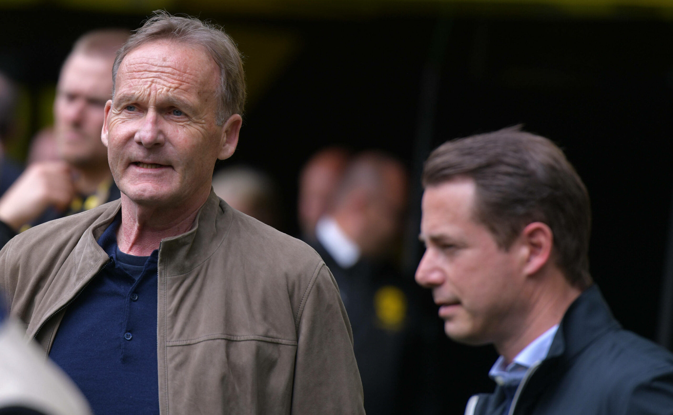 Hans-Joachim Watzke im Gespräch mit Lars Ricken während eines Bundesligaspiels von Borussia Dortmund