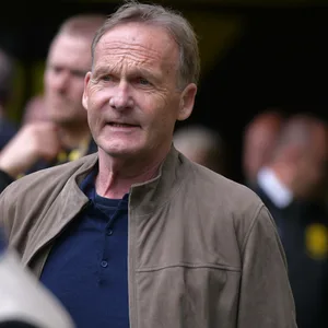 Hans-Joachim Watzke im Gespräch mit Lars Ricken während eines Bundesligaspiels von Borussia Dortmund