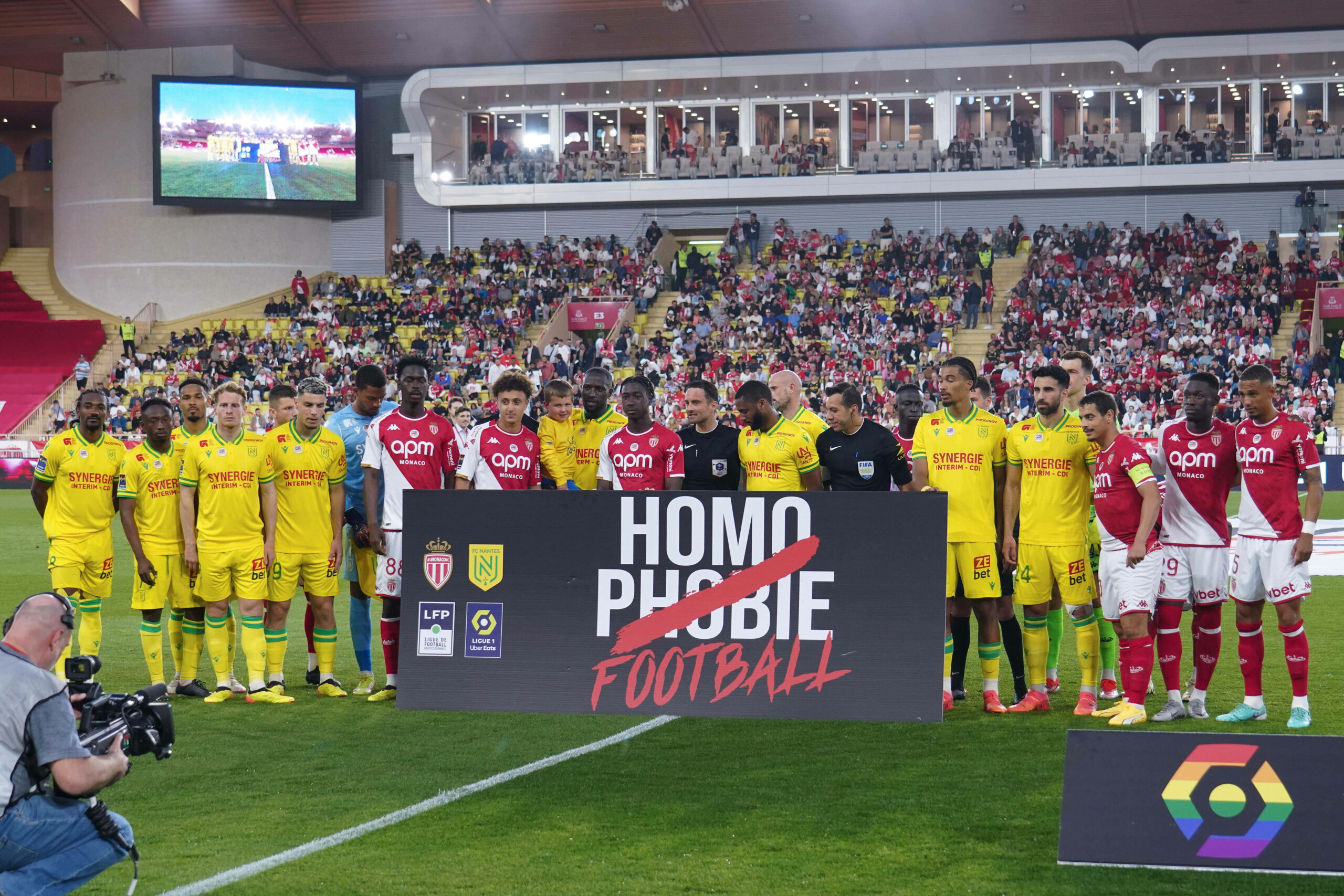 Gemeinsame Mannschaftsfoto mit einem Anti-Homophobie Banner von Monaco und Nantes