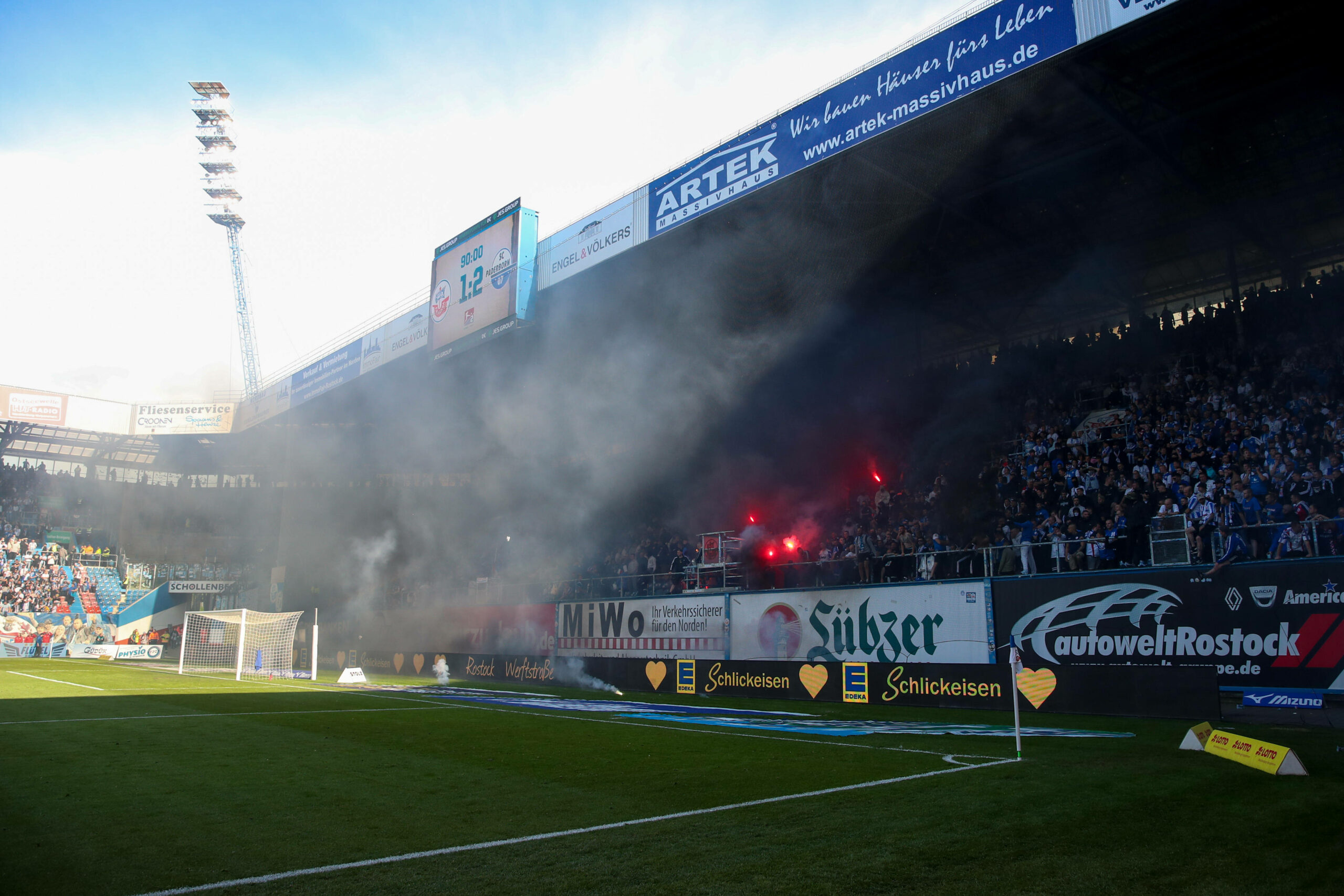 Hansa Rostock-Fans zünden Pyro-Technik und sorgen für eine Spielunterbrechung