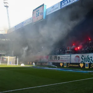 Hansa Rostock-Fans zünden Pyro-Technik und sorgen für eine Spielunterbrechung