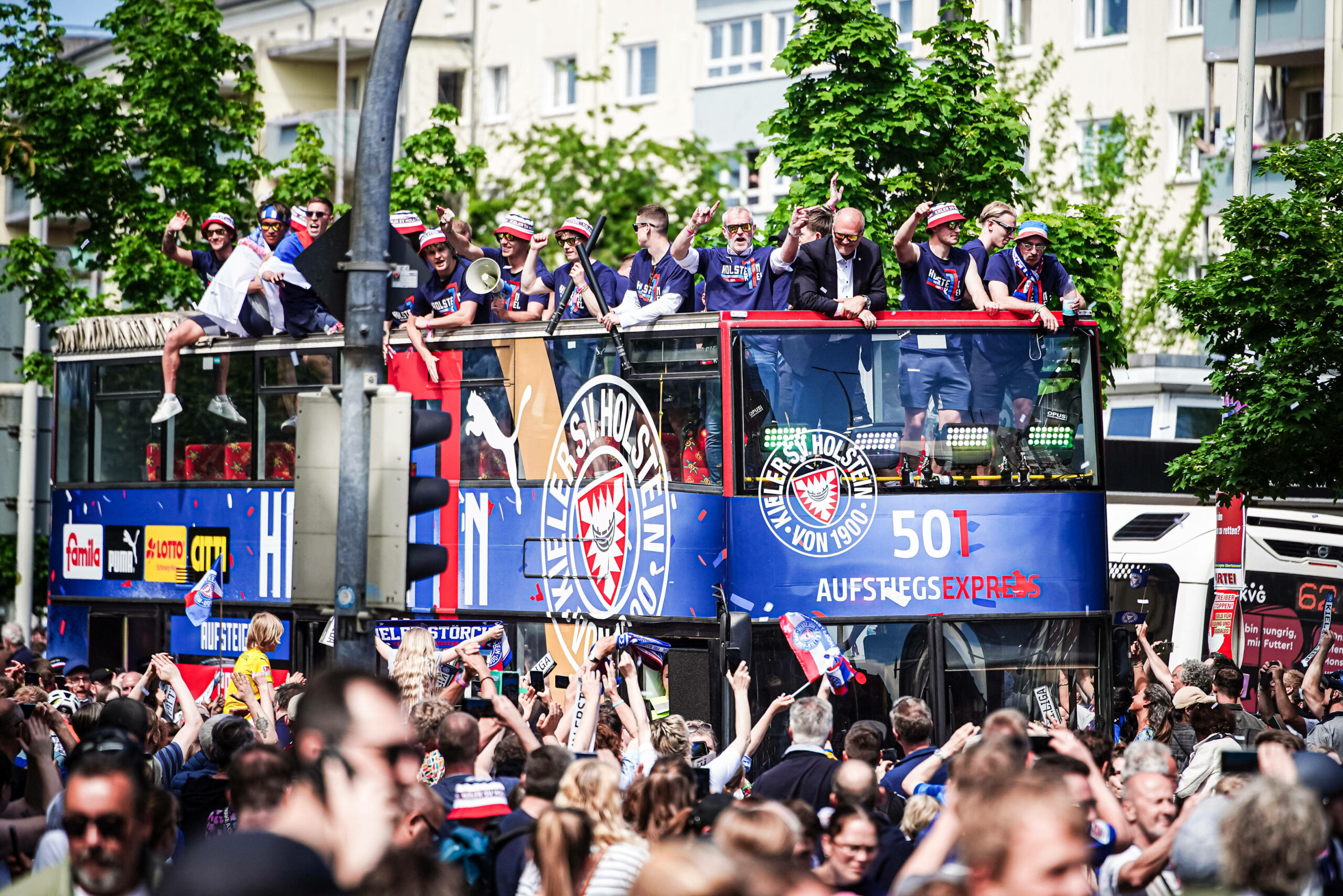 Die Kieler fahren mit einem Bus durch die Stadt