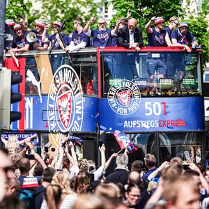 Die Kieler fahren mit einem Bus durch die Stadt