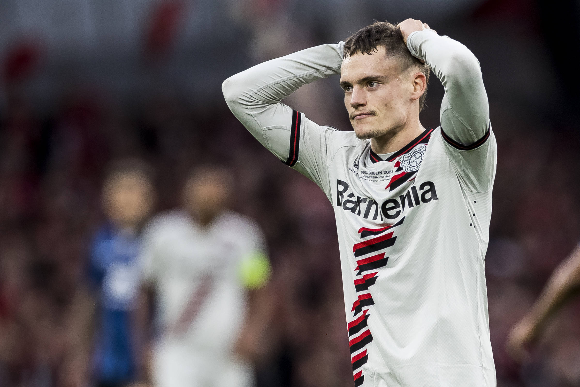 Florian Wirtz schlägt im Europa-League-Finale die Hände über dem Kopf zusammen