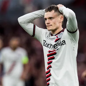 Florian Wirtz schlägt im Europa-League-Finale die Hände über dem Kopf zusammen