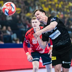 Hans Lindberg von den Füchsen Berlin wirft einen Siebenmeter