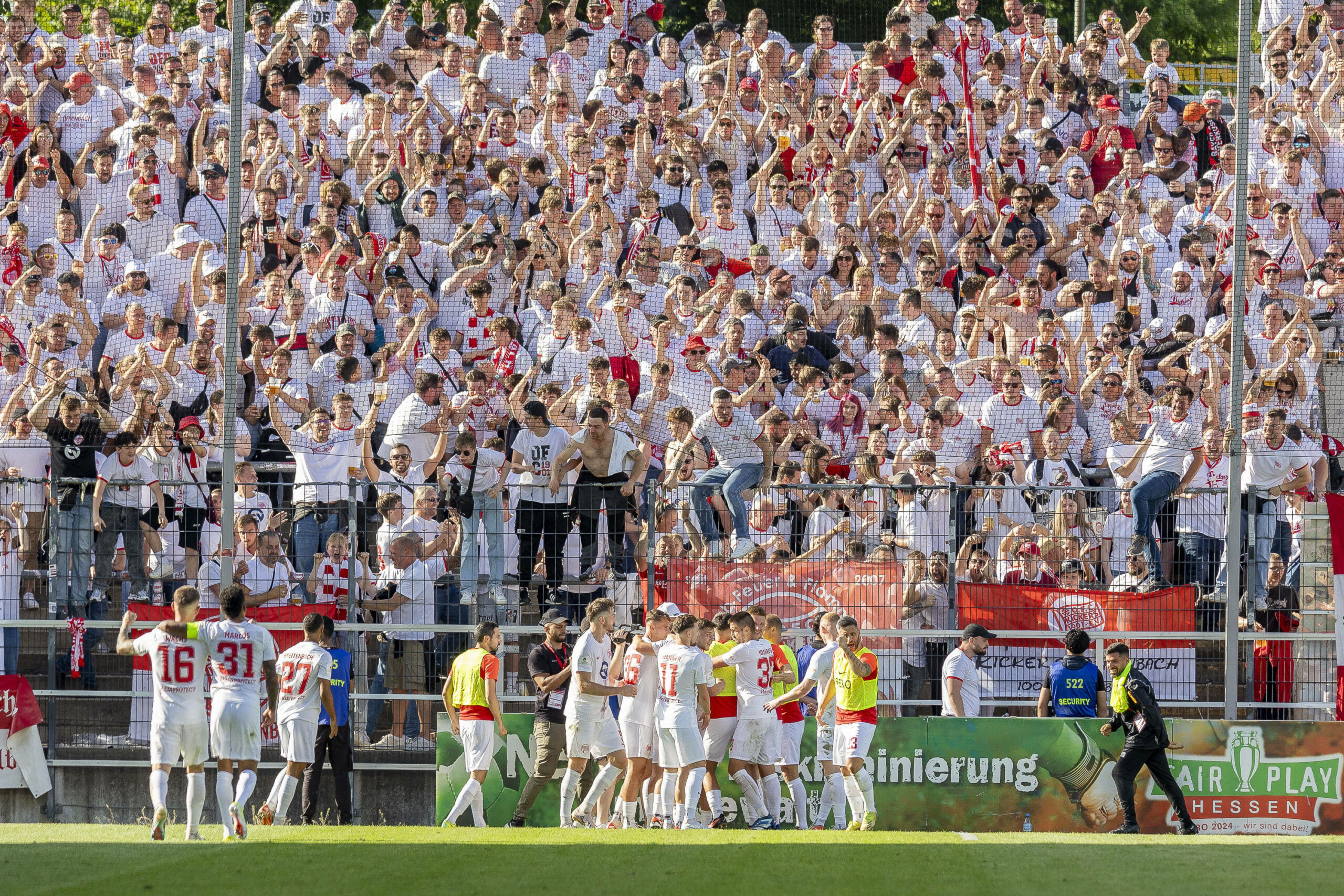 Fans und Spieler der Kickers Offenbach feiern beim Pokafinale