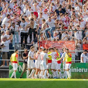 Fans und Spieler der Kickers Offenbach feiern beim Pokafinale