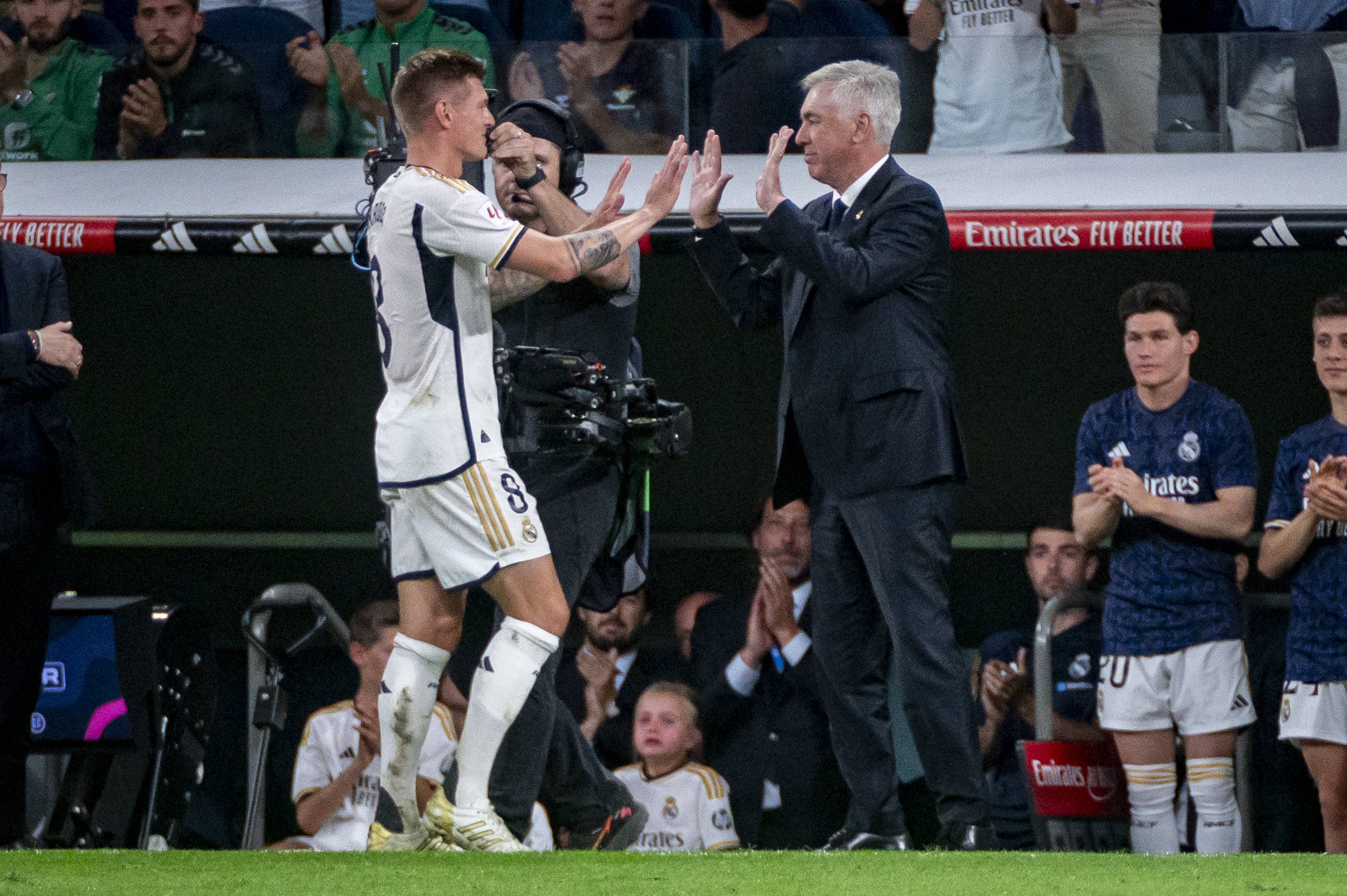 Toni Kroos und Carlo Ancelotti klatschen ab.