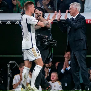 Toni Kroos und Carlo Ancelotti klatschen ab.