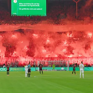 Die Fans von Kaiserslautern zünden Pyrotechnik