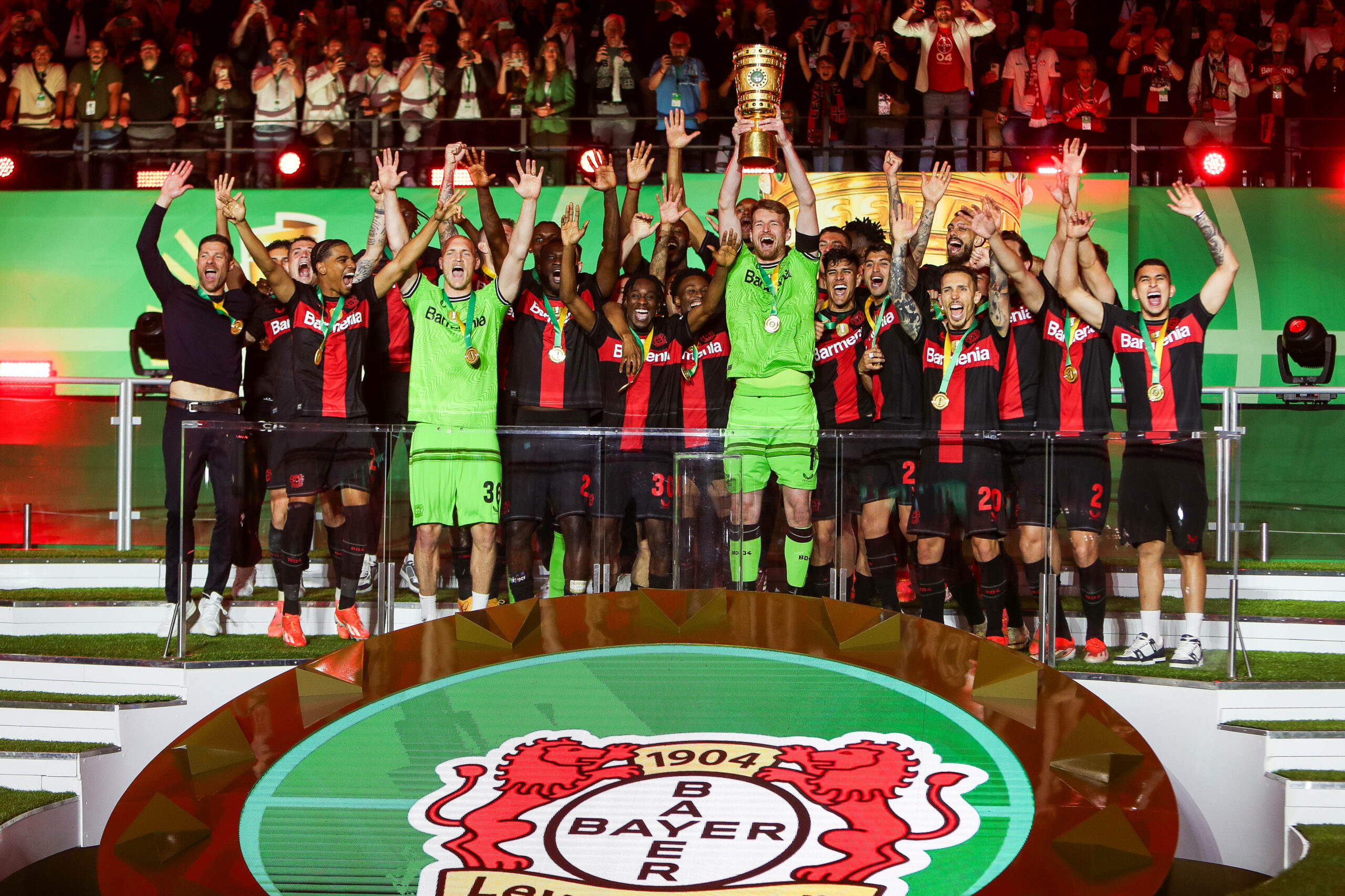 Die Leverkusener feiern den Pokalsieg