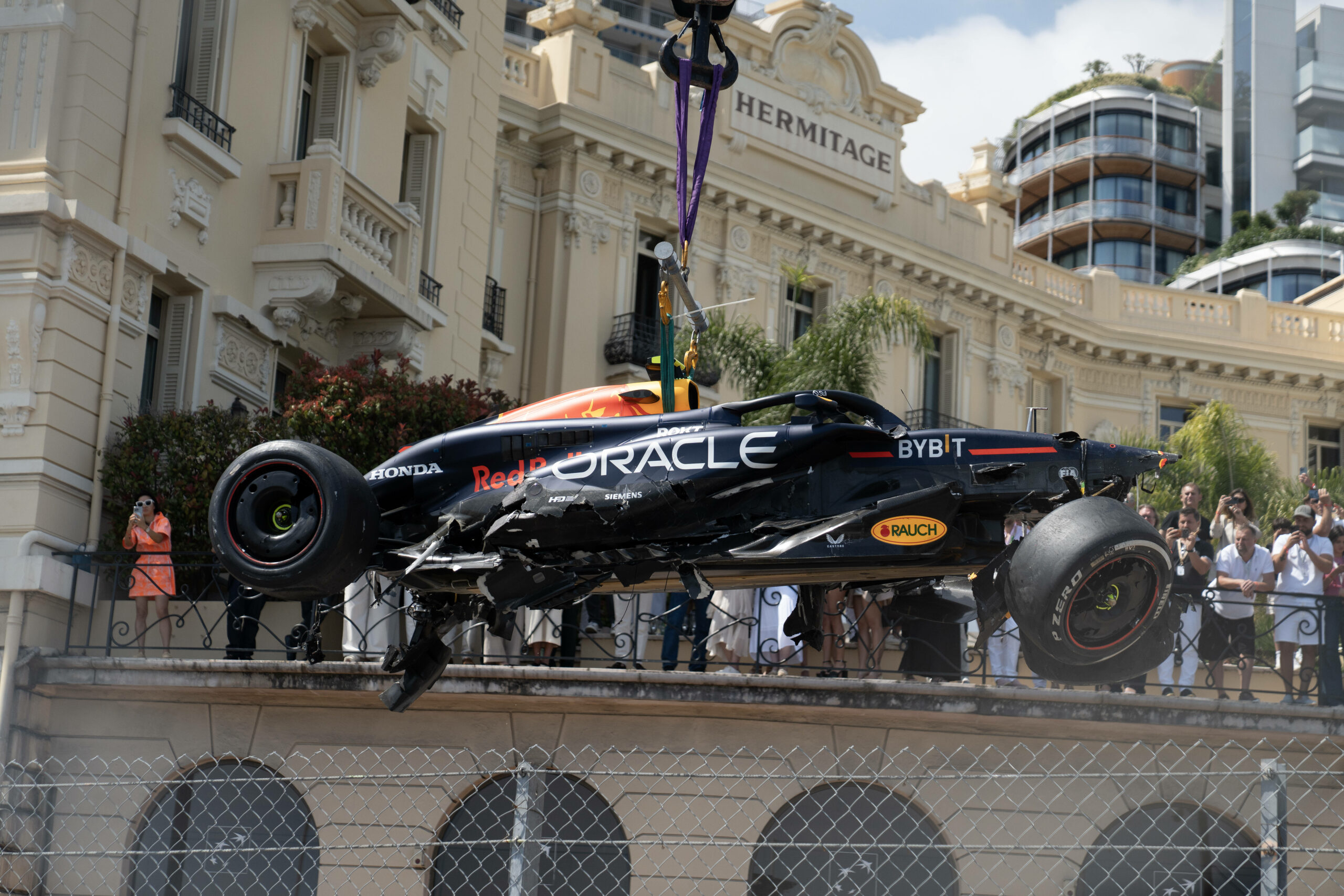 Nach dem Unfall beim Rennen in Monaco wird der Wagen von der Strecke beseitigt