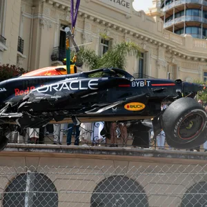 Nach dem Unfall beim Rennen in Monaco wird der Wagen von der Strecke beseitigt