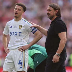Daniel Farke tröstet Ethan Ampadu nach dem missglückten Aufstieg