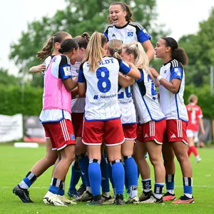 Larissa Mühlhaus und die HSV-Frauen jubeln im Kreis