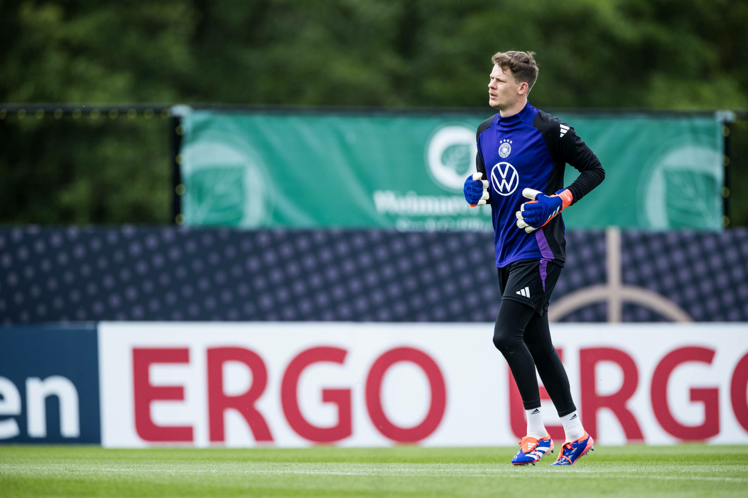 Alexander Nübel wärmt sich beim DFB-Training auf