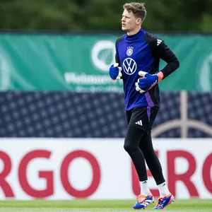 Alexander Nübel wärmt sich beim DFB-Training auf