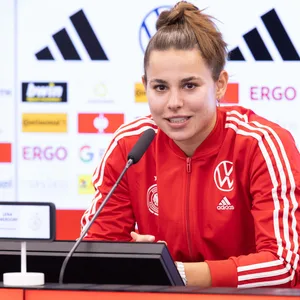 Lena Oberdorf spricht bei einer Pressekonferenz des DFB mit den anwesenden Journalisten