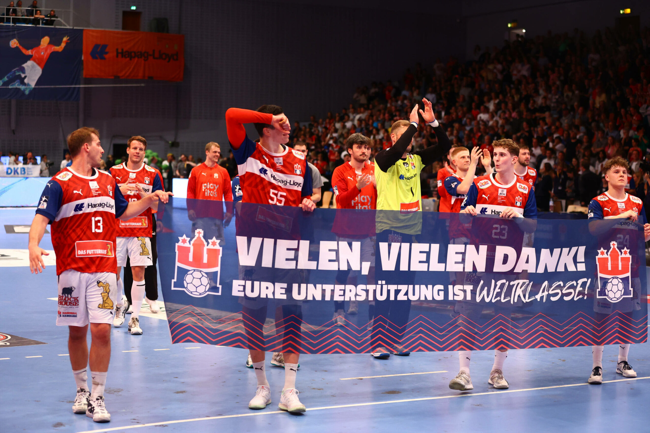 Die Mannschaft des HSV Hamburg bedankt sich bei den Fans