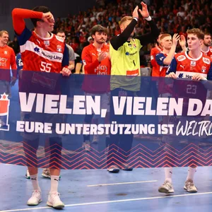 Die Mannschaft des HSV Hamburg bedankt sich bei den Fans