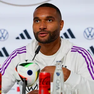 Jonathan Tah bei der DFB-Pressekonferenz