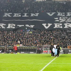 Eine Choreografie der St. Pauli-Fans zeigt den Schriftzug „Kein Vergeben, kein Vergessen“