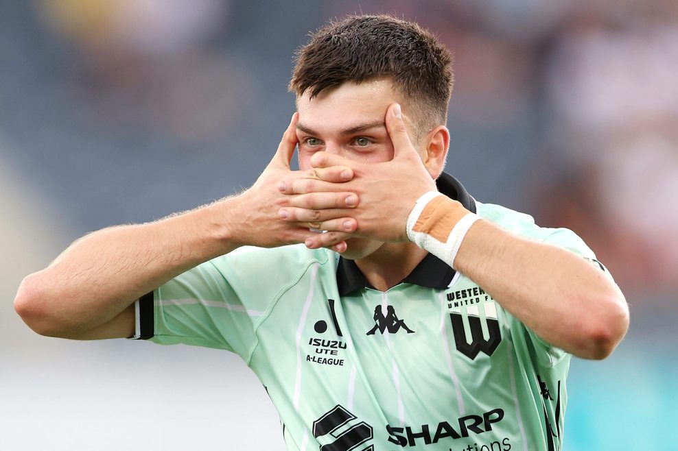 Noah Botic hält sich zum Jubel die Hände vor den Mund