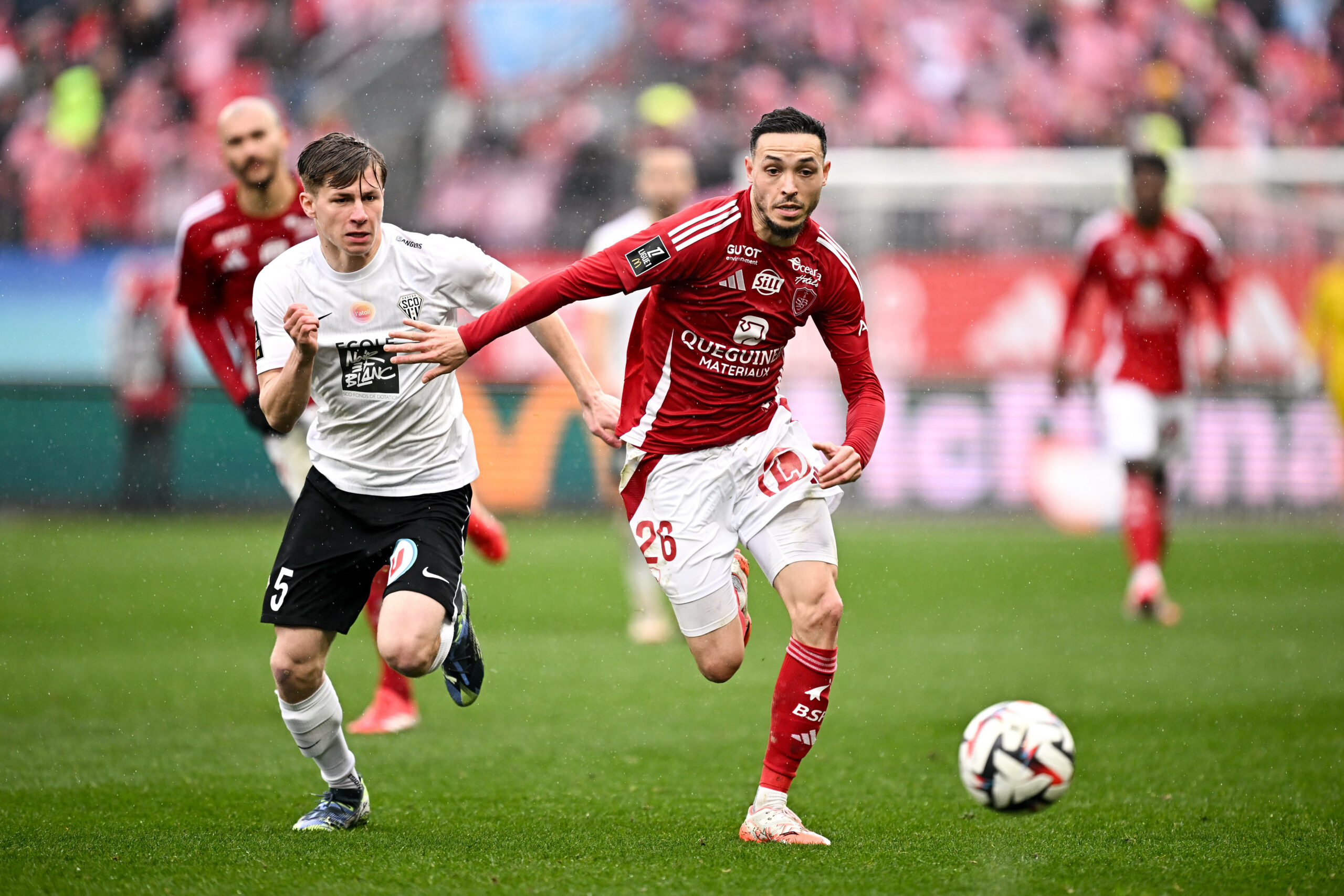 Mathias Pereira Lage (r.) liefert sich ein Laufduell.