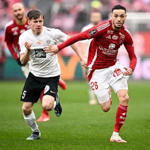 Mathias Pereira Lage (r.) liefert sich ein Laufduell.