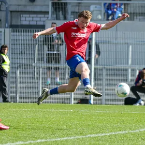 Rawley St. John schießt den Ball in der Luft