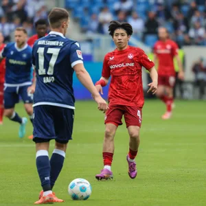 Daisuke Yokota läuft Nicolai Rapp an