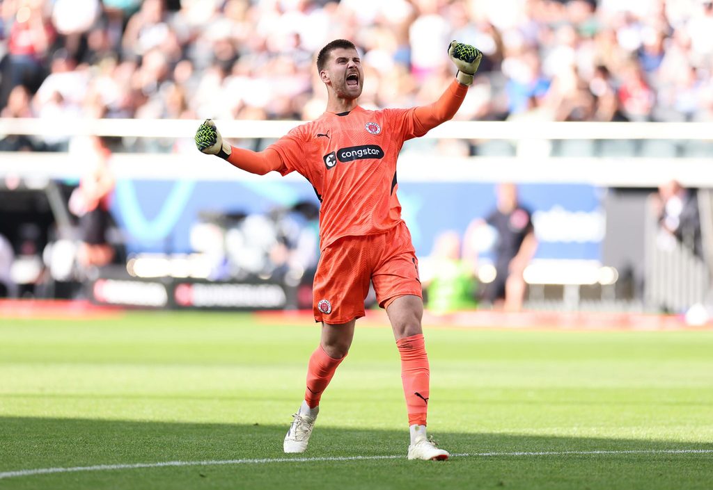 St. Paulis Torwart Ben Voll jubelt