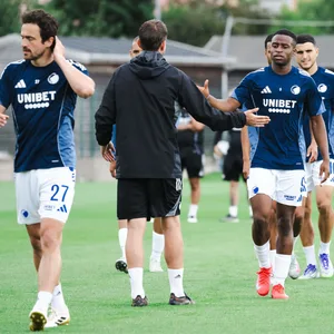 Youssoufa Moukoko klatscht mit einem Trainer ab