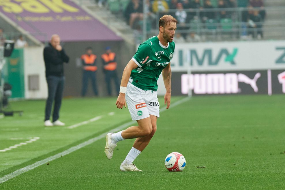 Carlo Boukhalfa dribbelt mit dem Ball.