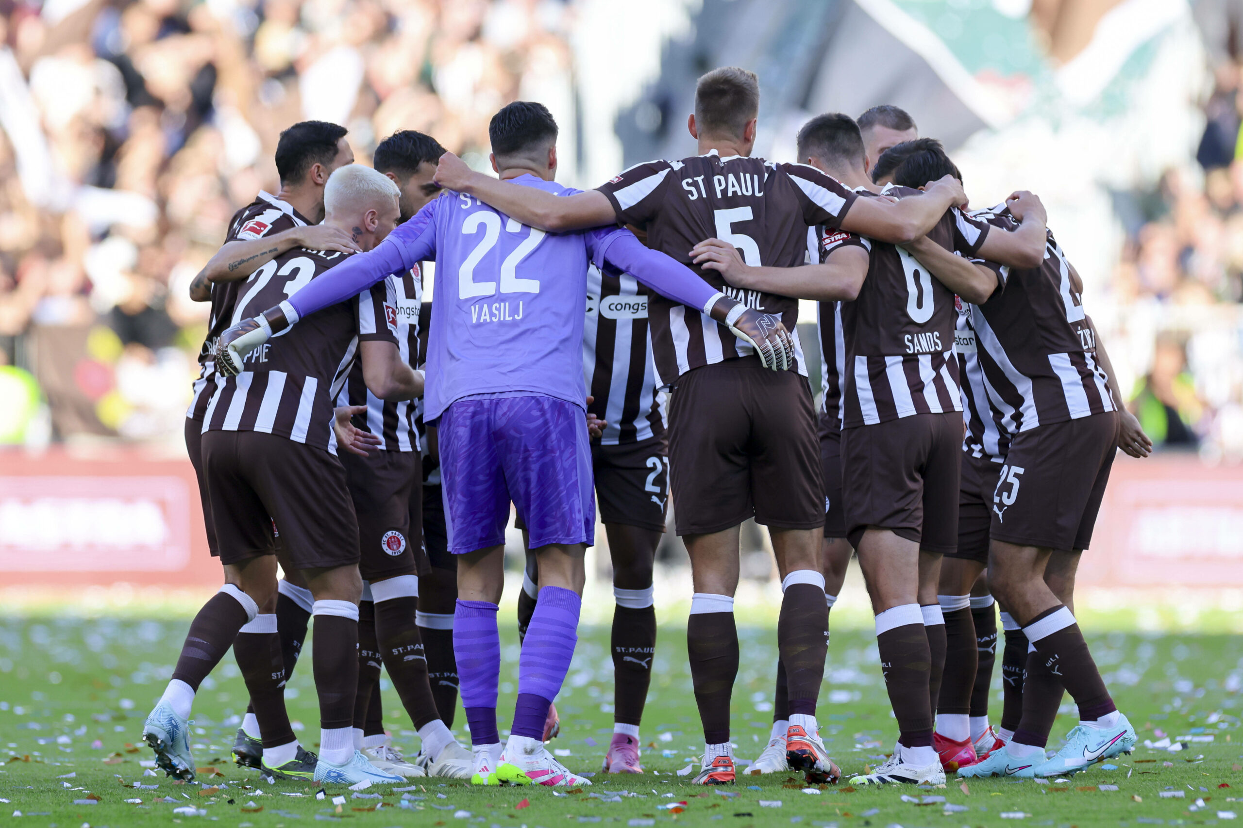 St. Pauli-Profis bilden einen Kreis