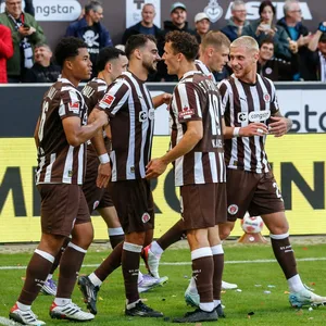 St. Pauli-Profis bejubeln Treffer gegen Augsburg