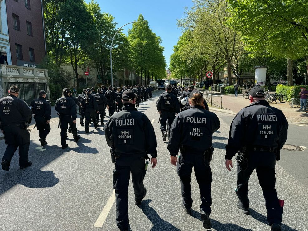 Zahlreiche Polizisten begleiteten die Demo zur Roten Flora.