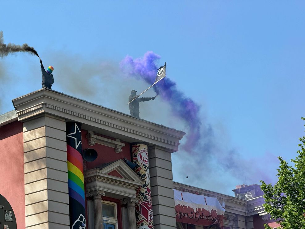 Auf der Roten Flora zündeten Vermummte Pyrotechnik.