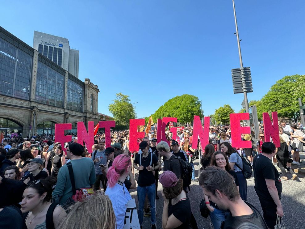 „Enteigen“ fordern Teilnehmer der „Wer hat, der gibt“-Demo am Bahnhof Dammtor.