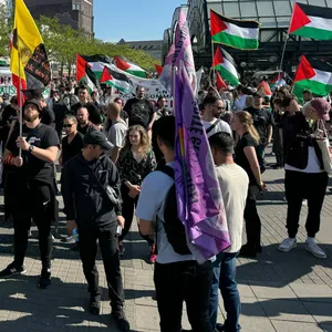 Am Hauptbahnhof haben sich am Mittwochmittag Palästina-Unterstützer versammelt.