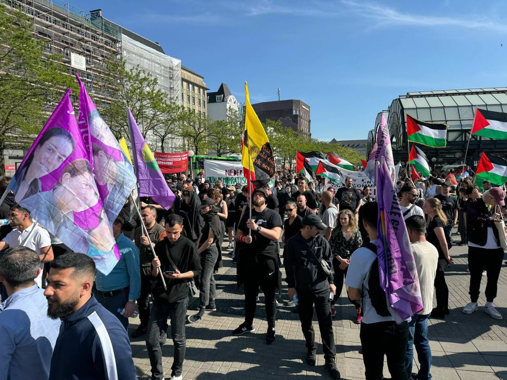 Am Hauptbahnhof haben sich am Mittwochmittag Palästina-Unterstützer versammelt.