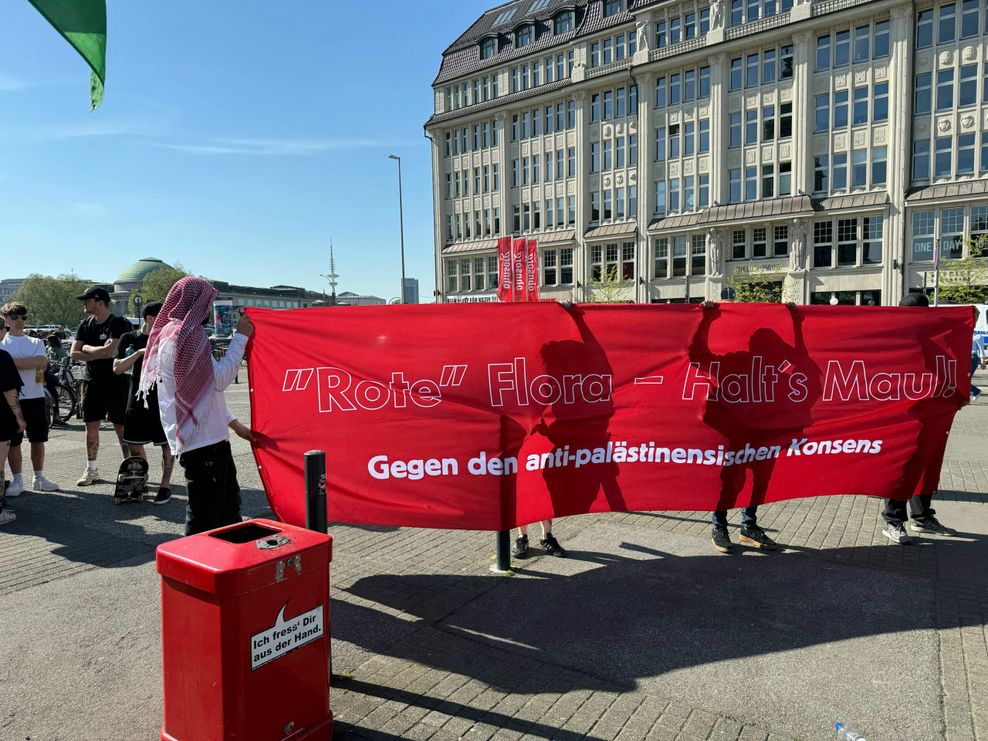 „,Rote' Flora – halt's maul“, steht auf einem Banner, den Demo-Teilnehmer am Hauptbahnhof hochhalten.
