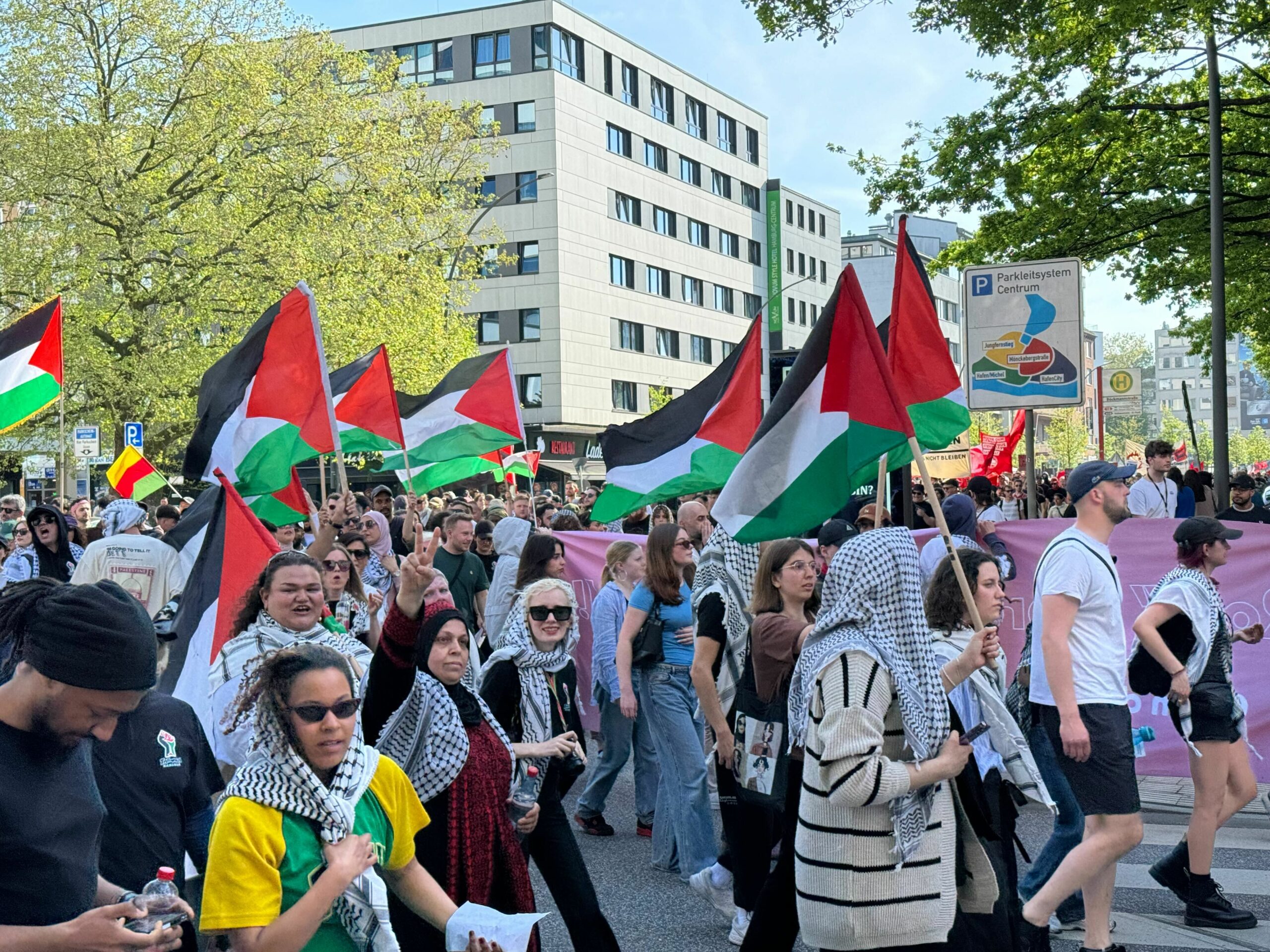 Demonstrationszug mit Palästinaflaggen in schwarz-weiß-grün-rot