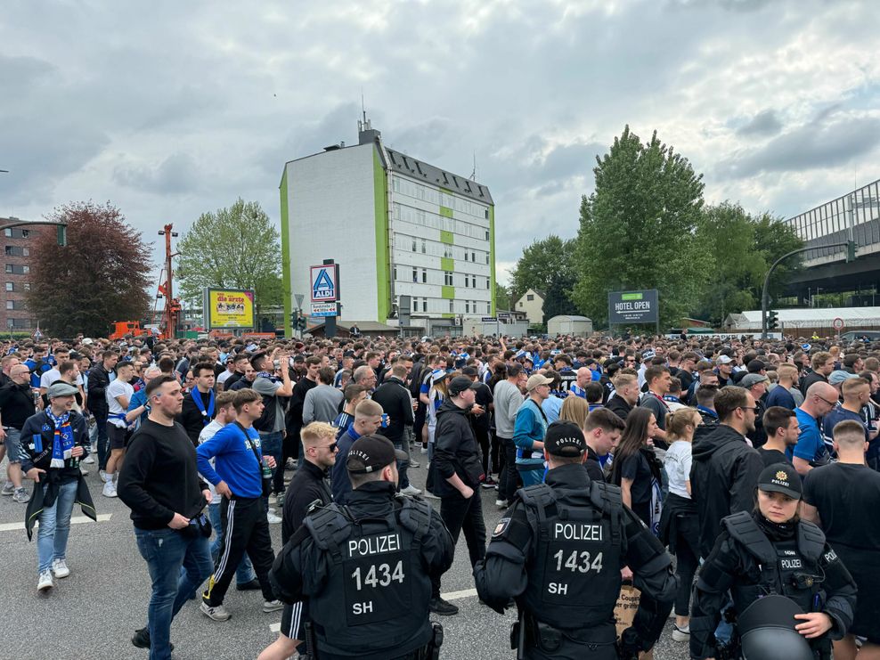 Schon am Nachmittag versammelten sich HSV-Anhänger am S-Bahnhof Stellingen für den Fanmarsch zum Stadion.