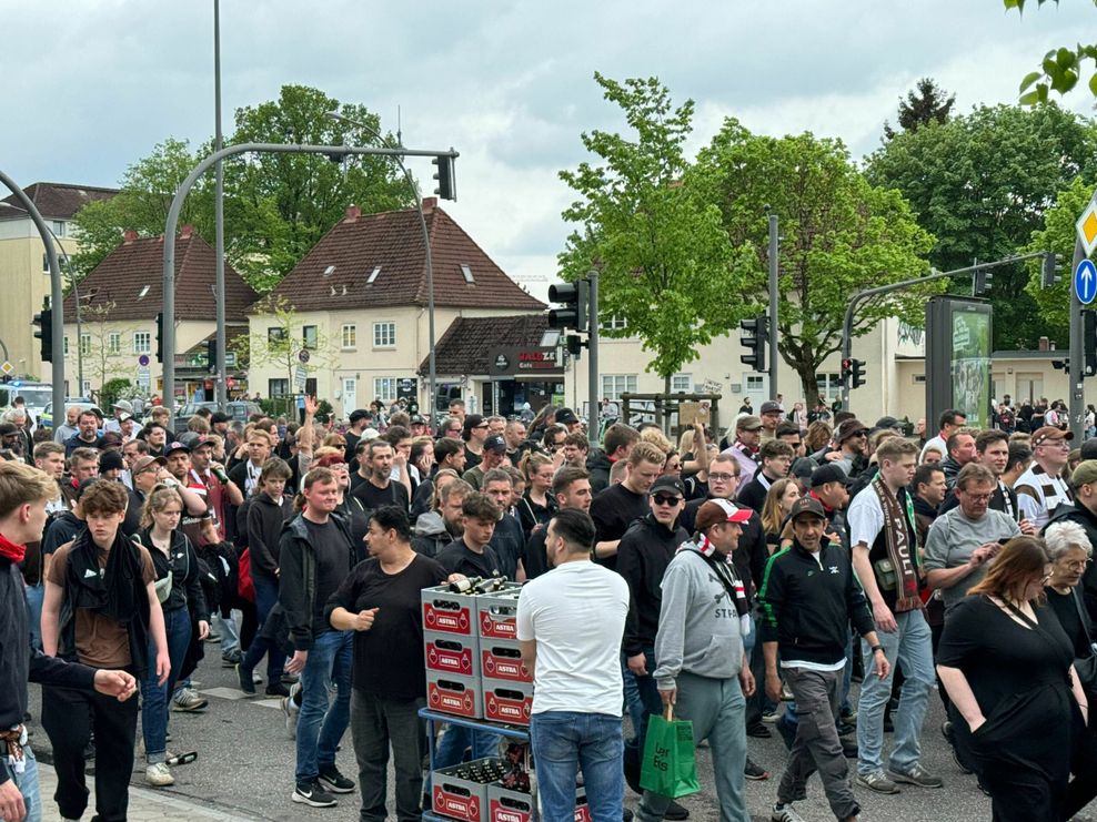 Der Fanmarsch des FC St. Pauli ist an der Trabrennbahn in Richtung Stadion gestartet.