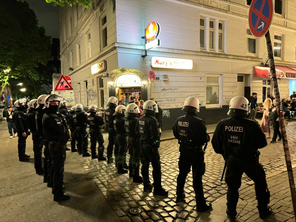 Die Polizei setzte auf Fantrennung – auch hier an der Ecke Gerhardstraße/Erichstraße auf St. Pauli.