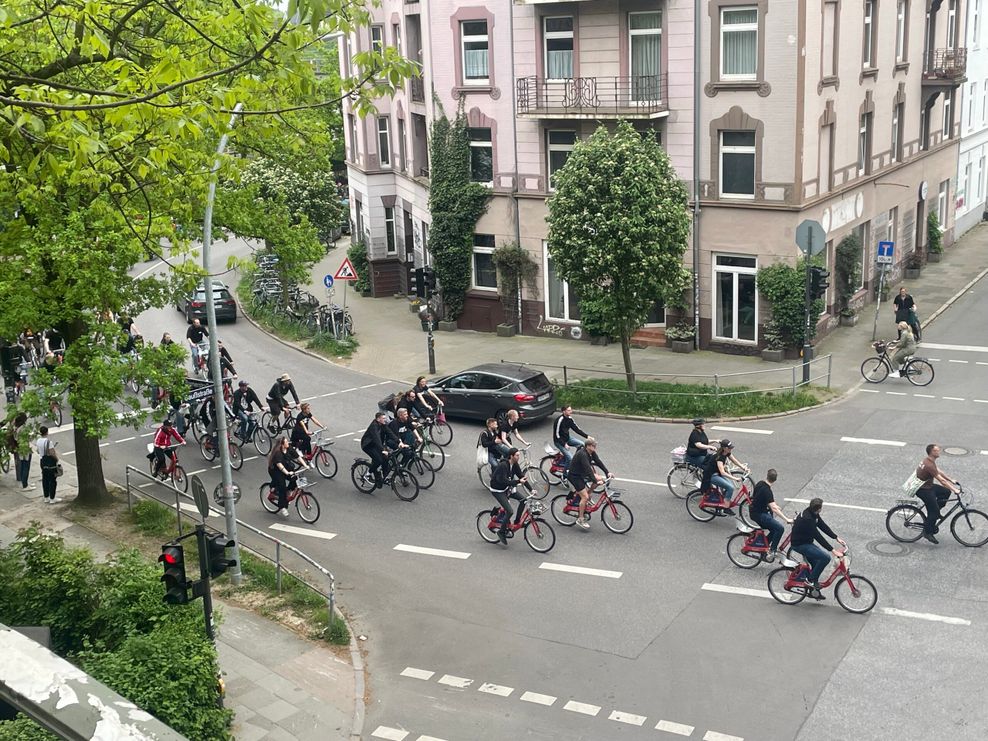 Fans vom FC St. Pauli fahren auf Fahrrädern durch Ottensen.