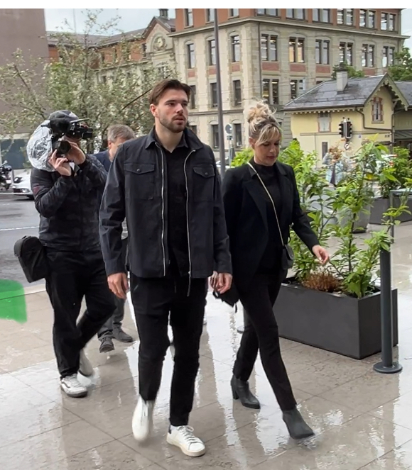 HSV-Profi Mario Vuskovic kommt in Begleitung seiner Mutter Sanja zum Prozess