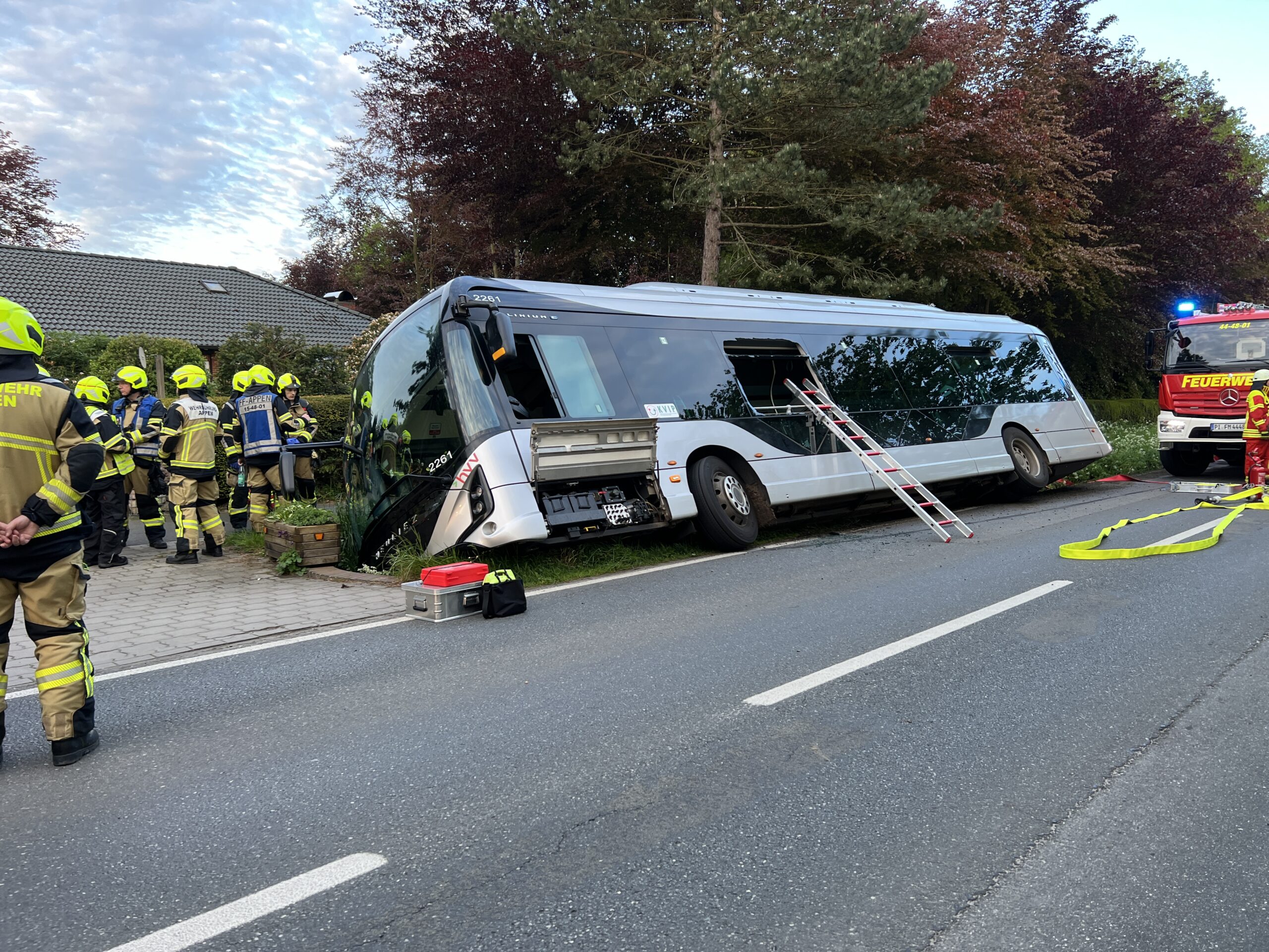 Im Landkreis Pinneberg ist ein Linienbus von der Straße abgekommen und im Graben gelandet.